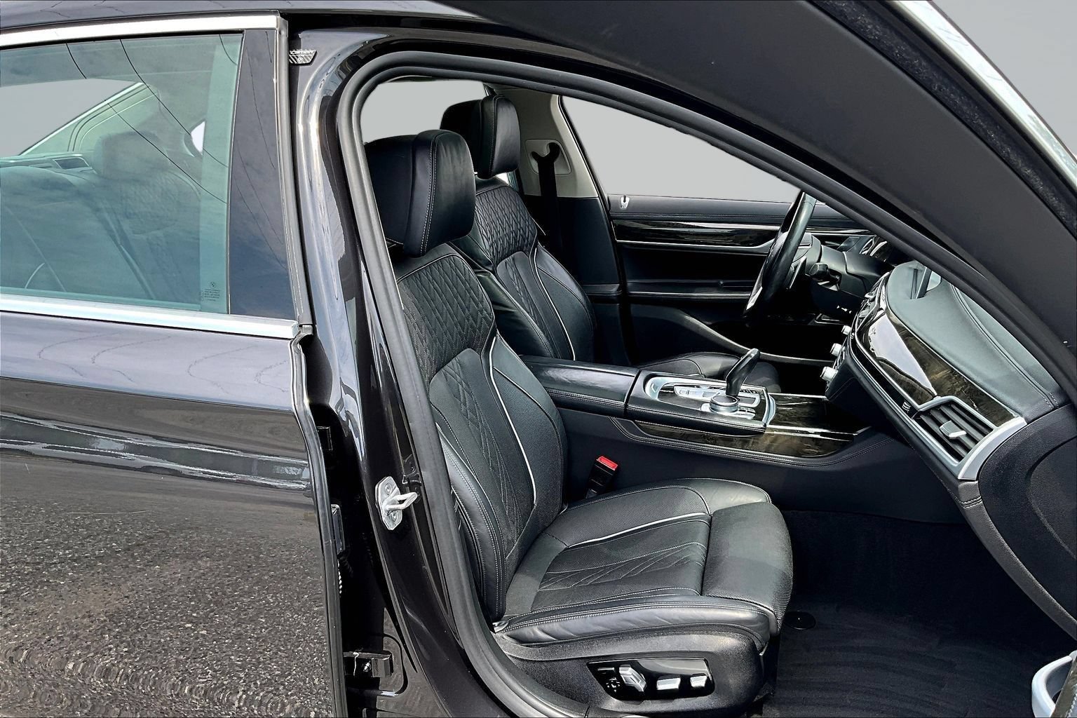 Used 2022 BMW 740i RWD image 26