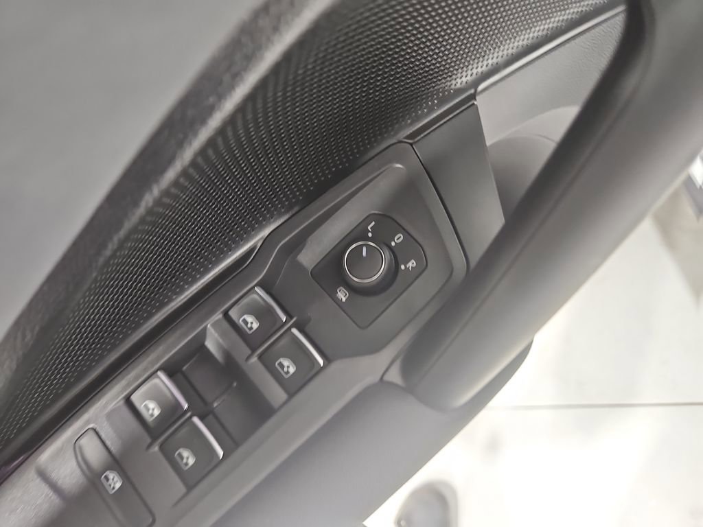 New 2026 Volkswagen Tiguan SE R-Line image 11