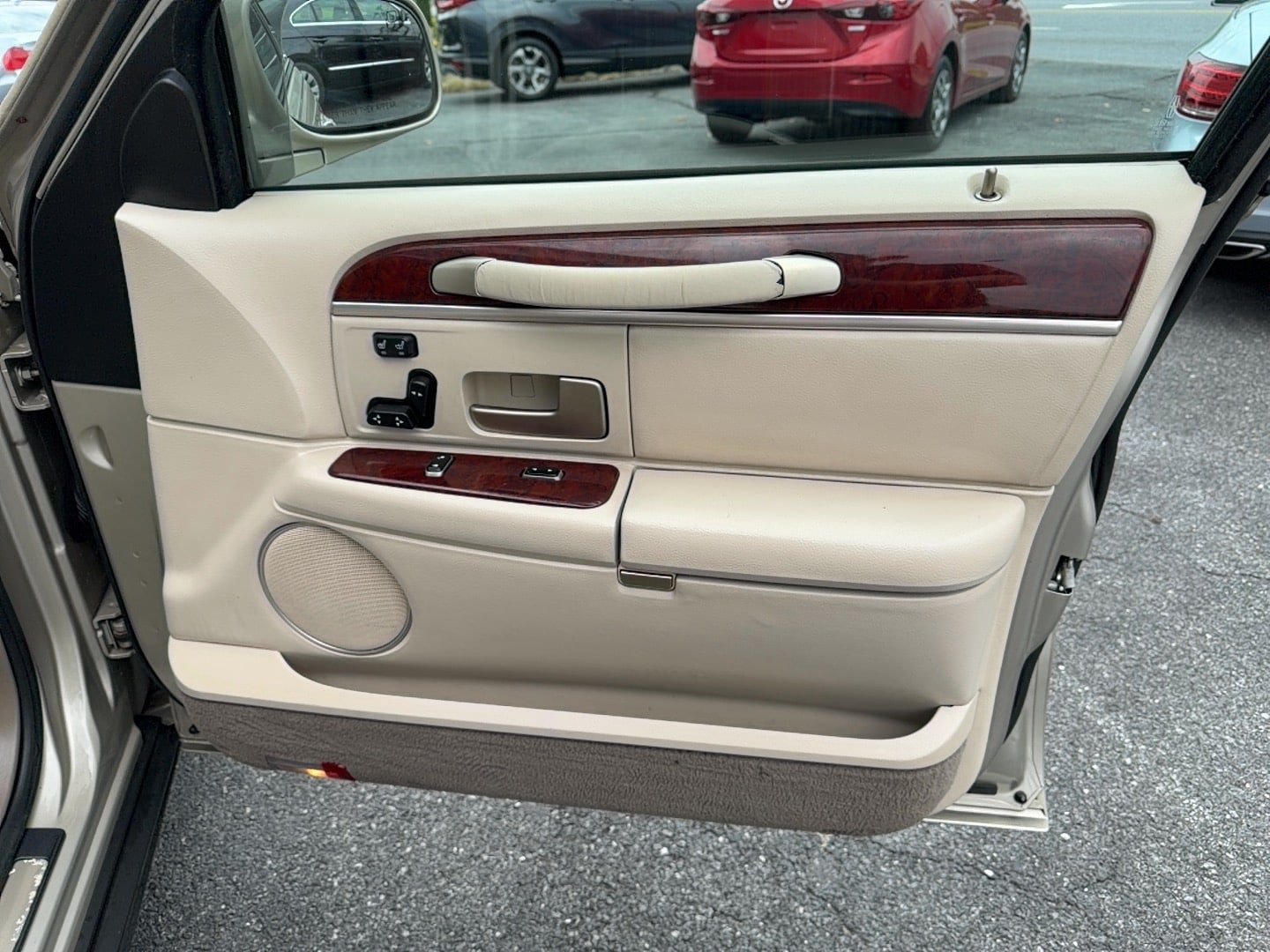 Used 2004 Lincoln Town Car Ultimate RWD image 20