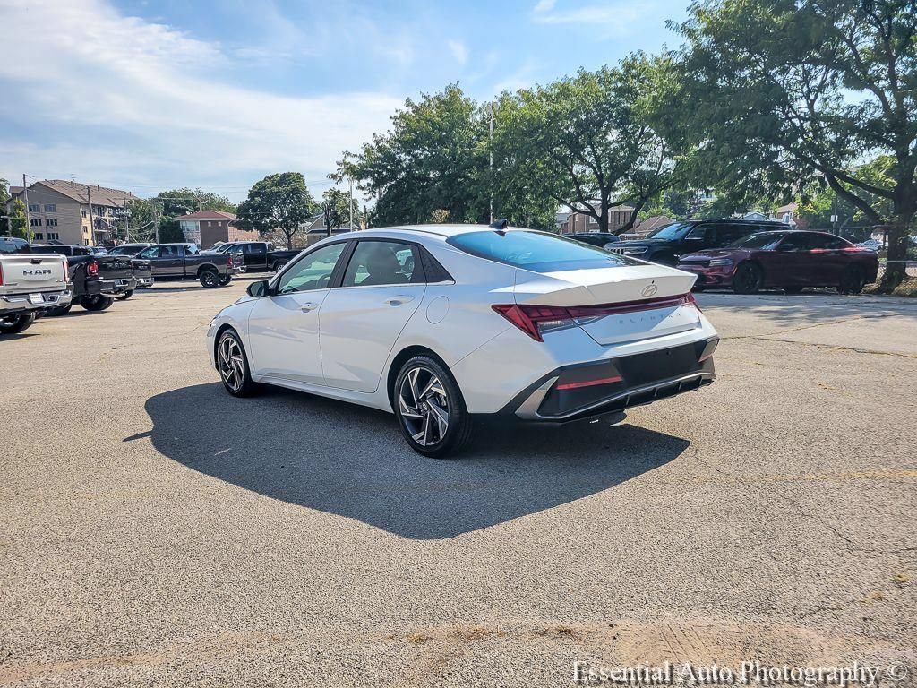 Used 2025 Hyundai Elantra SEL FWD image 11