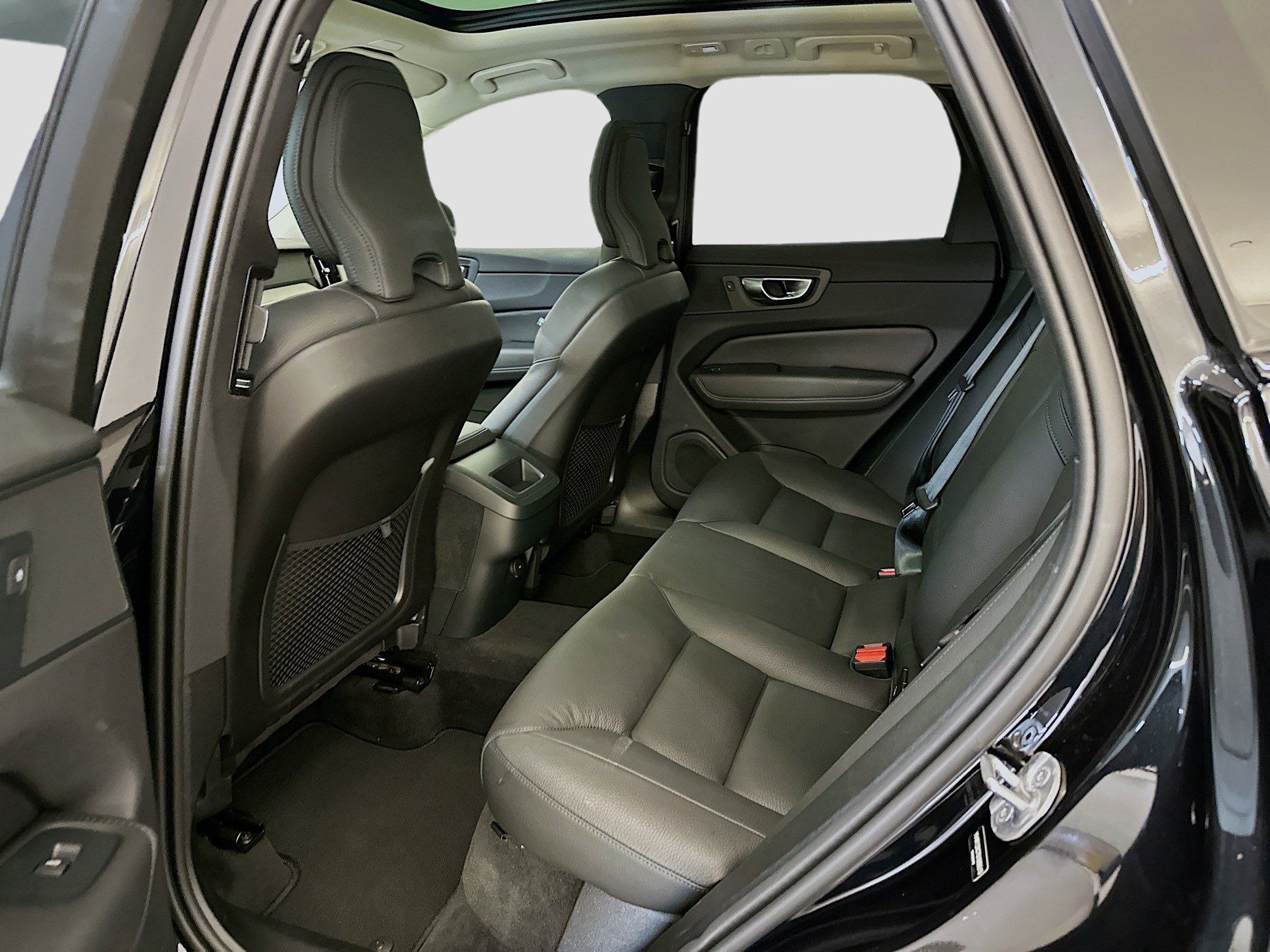 Used 2025 Volvo XC60 B5 Plus image 30