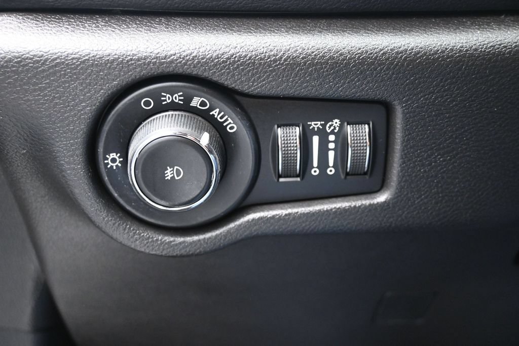 Used 2019 Chrysler Pacifica Touring Plus w/ Advanced Safetytec Group FWD image 16