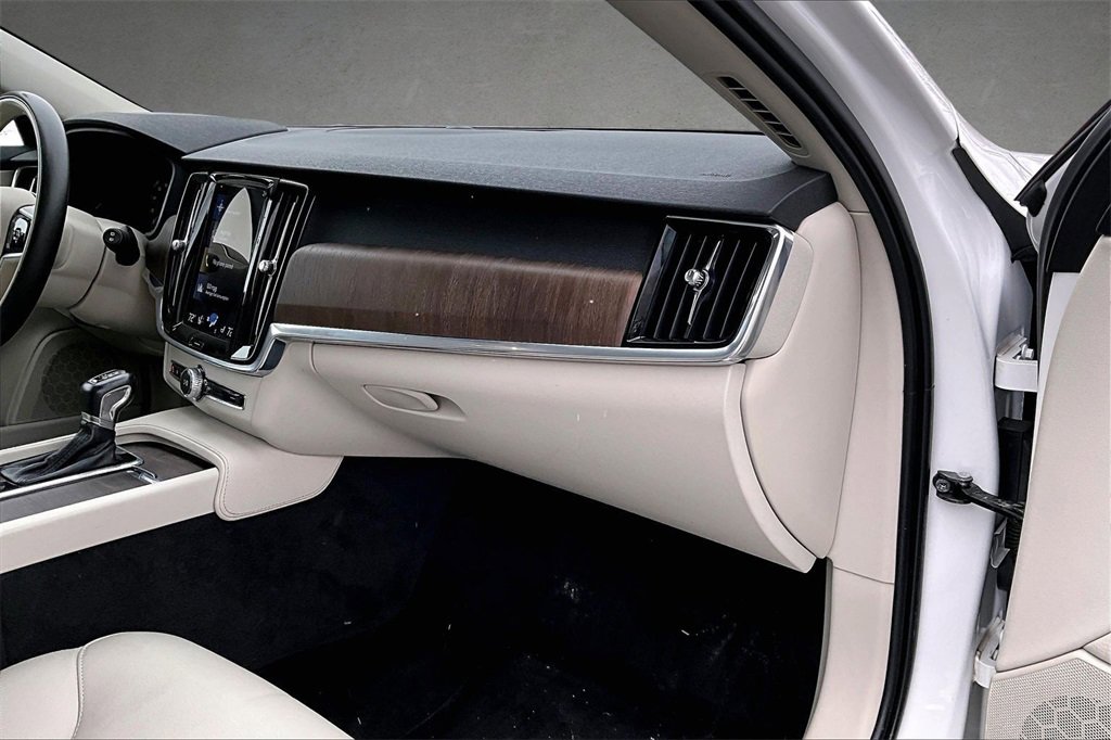 Used 2021 Volvo V90 T6 Cross Country image 25