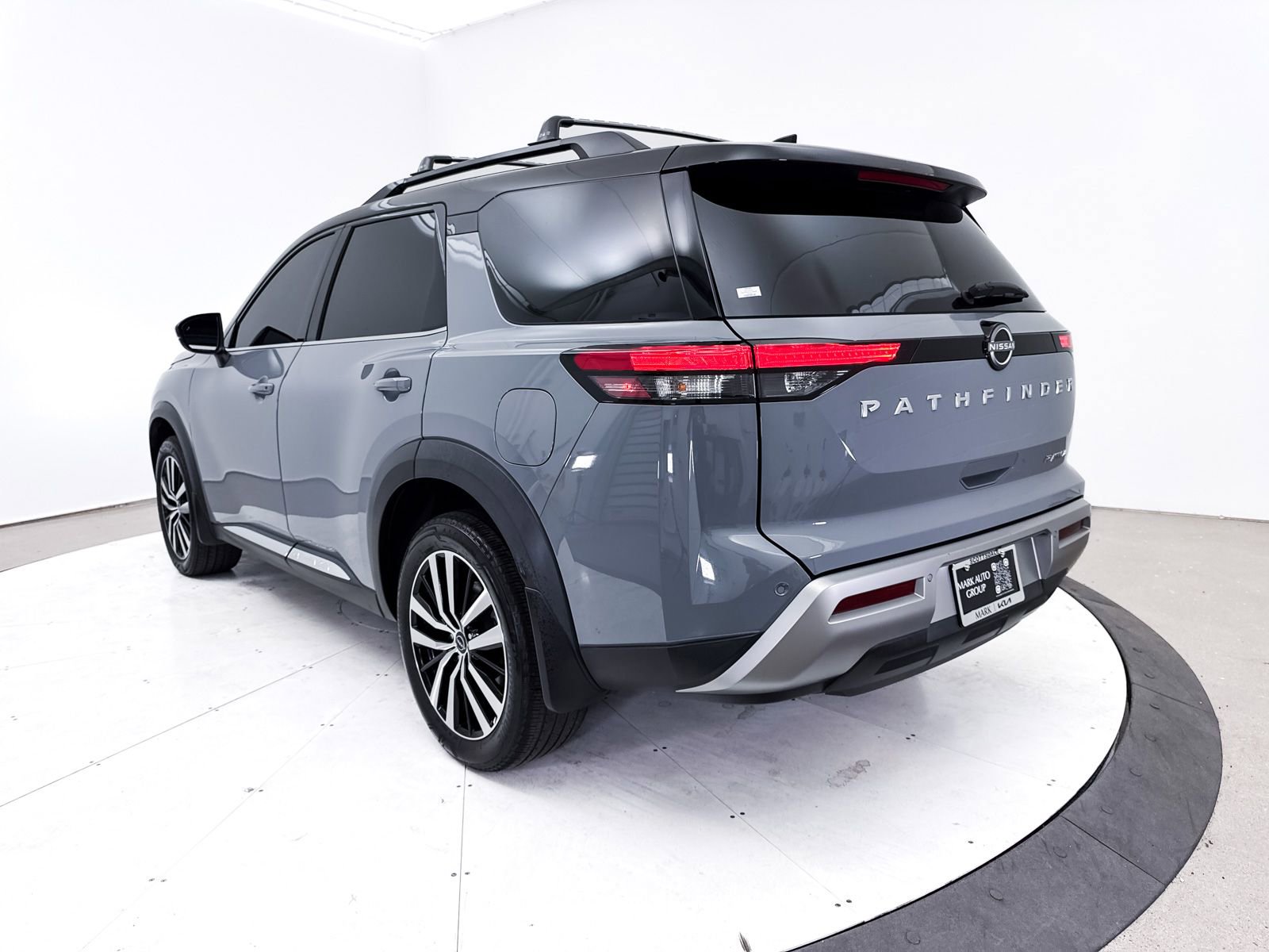 Used 2024 Nissan Pathfinder Platinum image 18