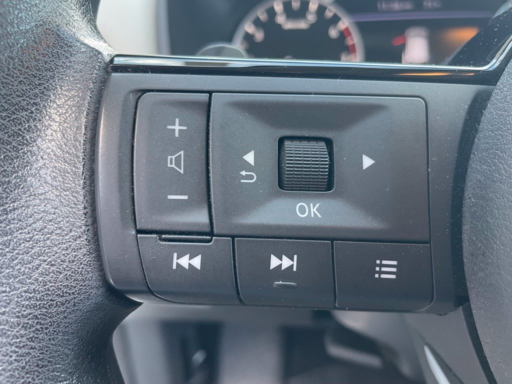 Used 2023 Nissan Rogue SV FWD image 8