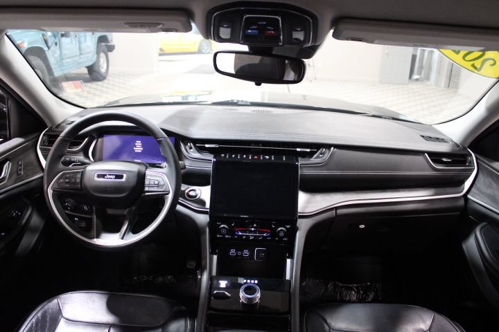 Used 2023 Jeep Grand Cherokee Limited AWD/4WD image 2