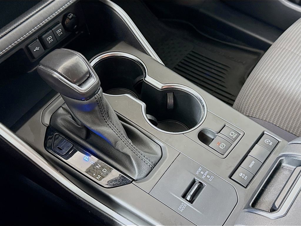 Used 2021 Toyota Highlander LE FWD image 16
