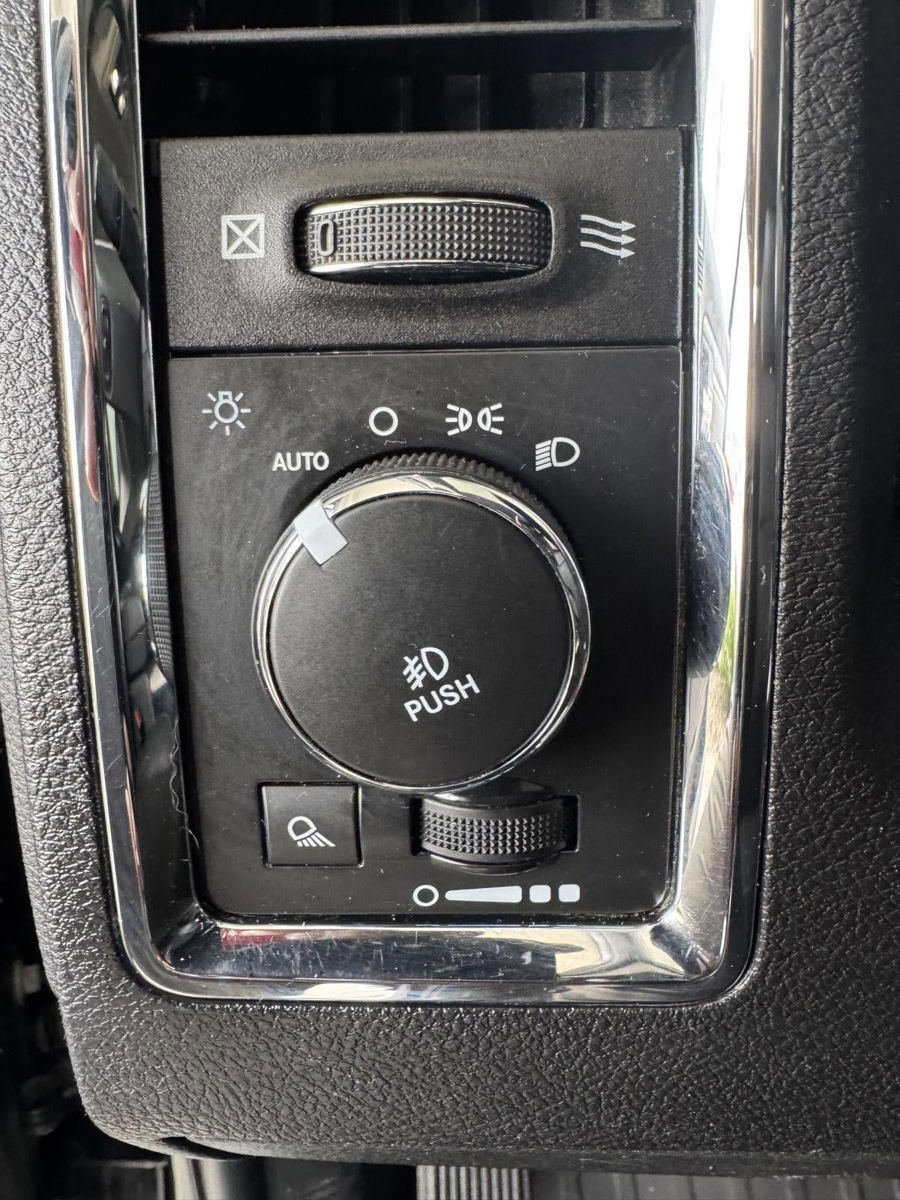 Used 2017 RAM 1500 Laramie w/ Convenience Group AWD/4WD image 12