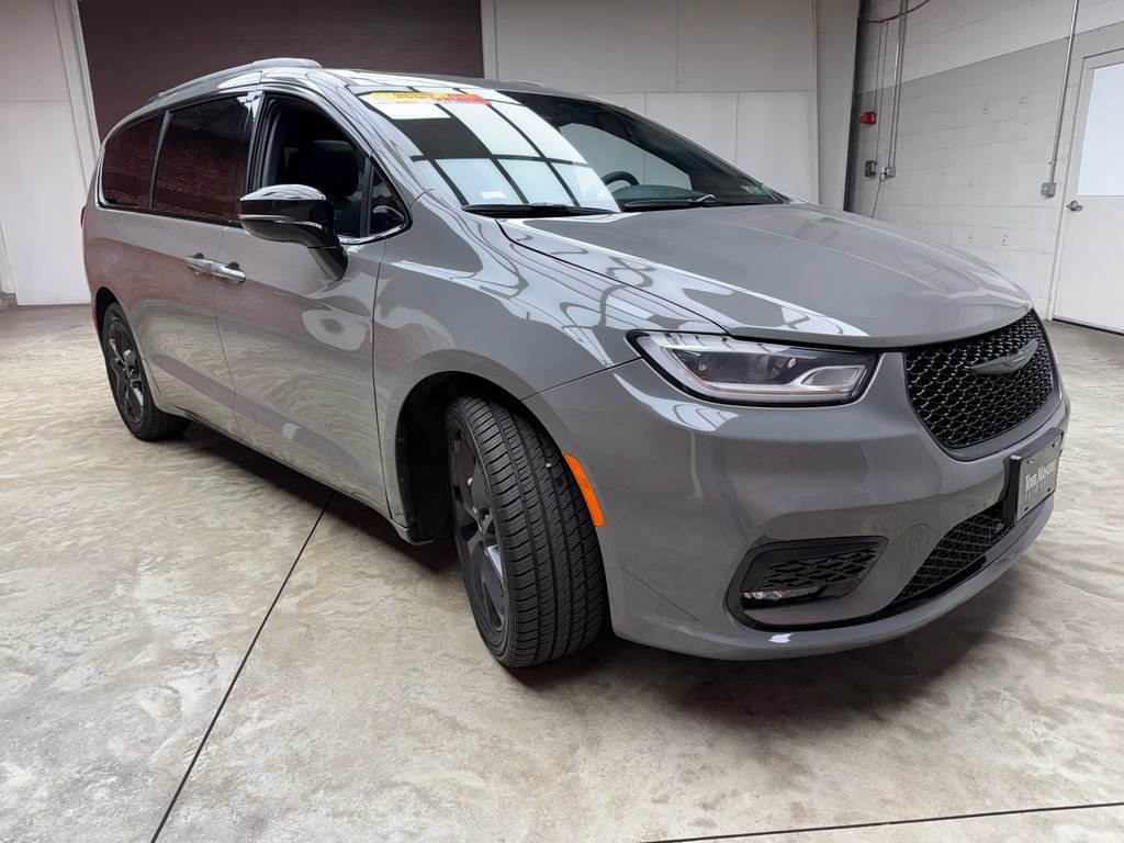 Used 2025 Chrysler Pacifica Limited FWD image 8