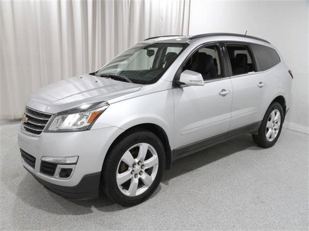 Used 2017 Chevrolet Traverse LT w/ Style and Technology Package image 3