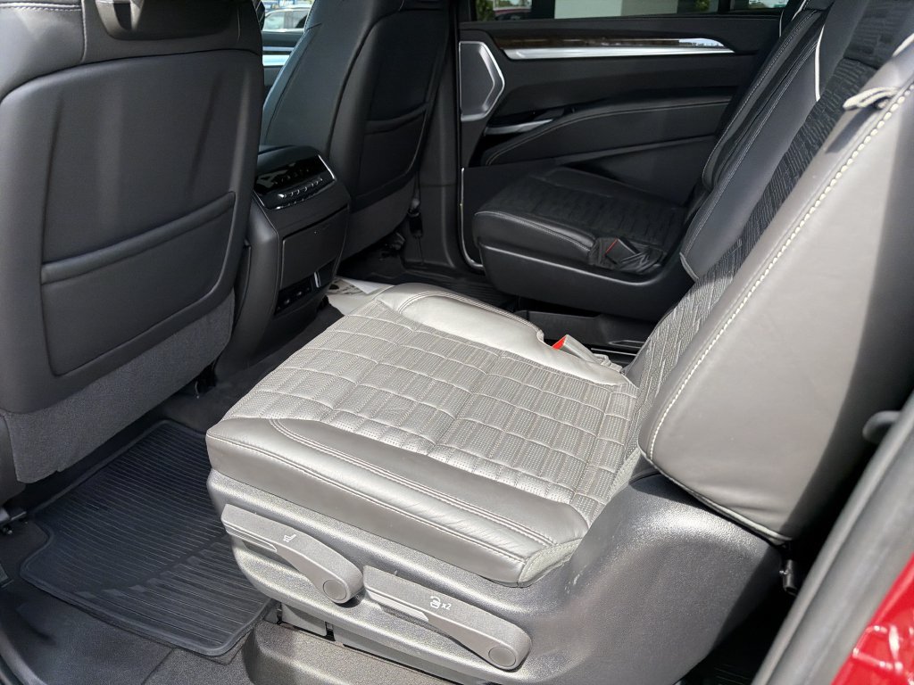 Certified 2026 Cadillac Escalade ESV Platinum Sport w/ LPO, ONYX Package AWD/4WD image 22