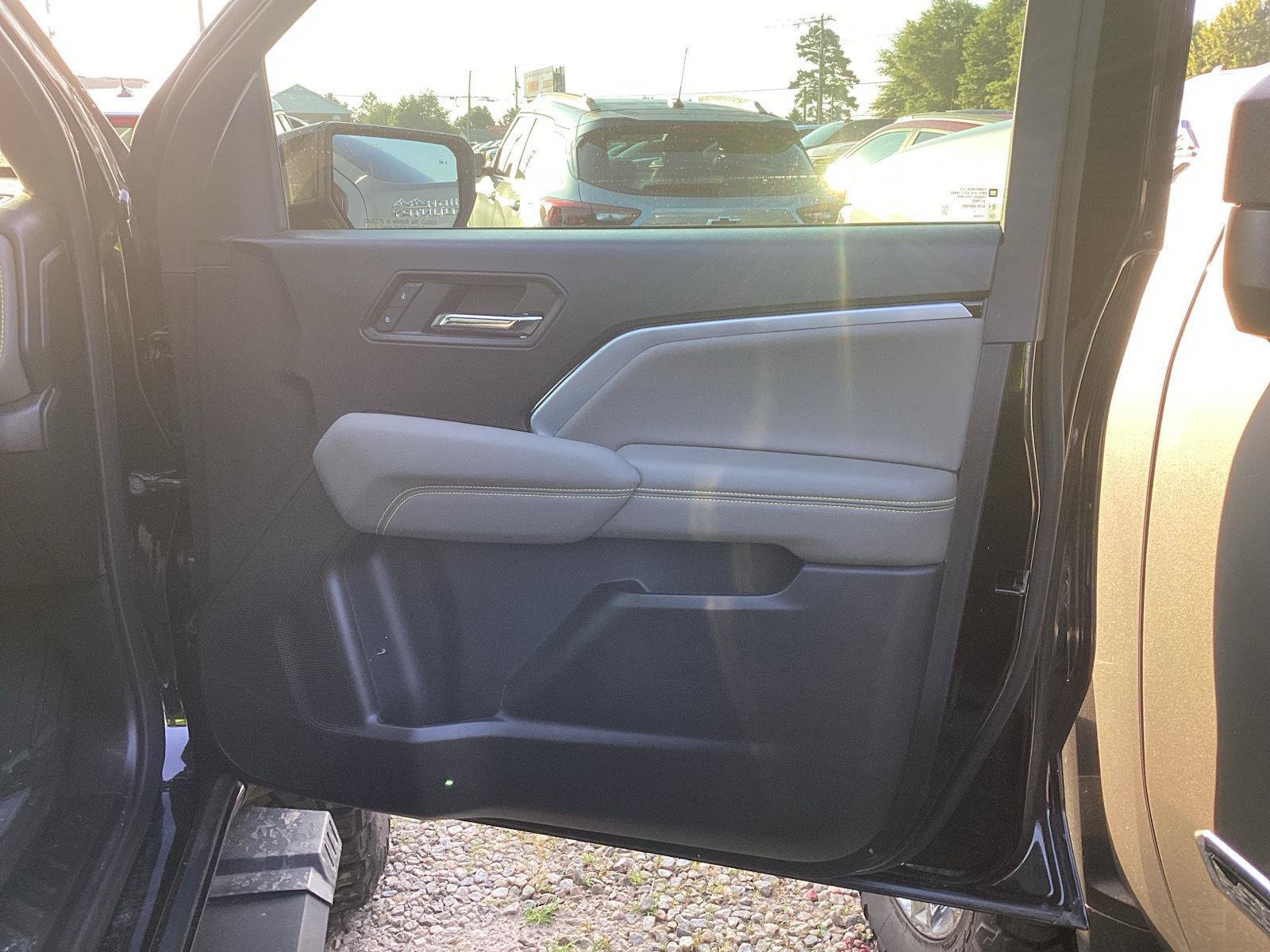 Used 2025 Chevrolet Colorado ZR2 w/ Technology Package AWD/4WD image 7