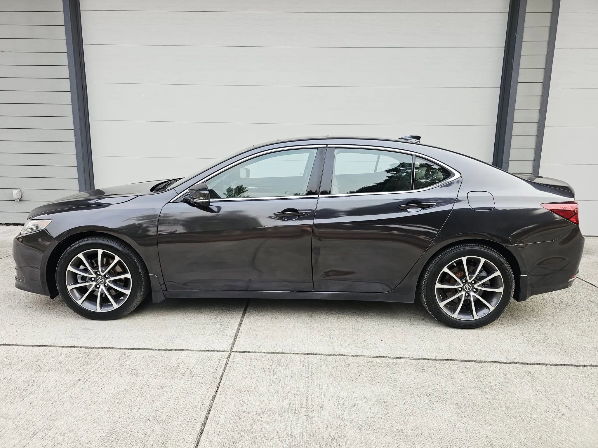 Used 2015 Acura TLX V6 image 2