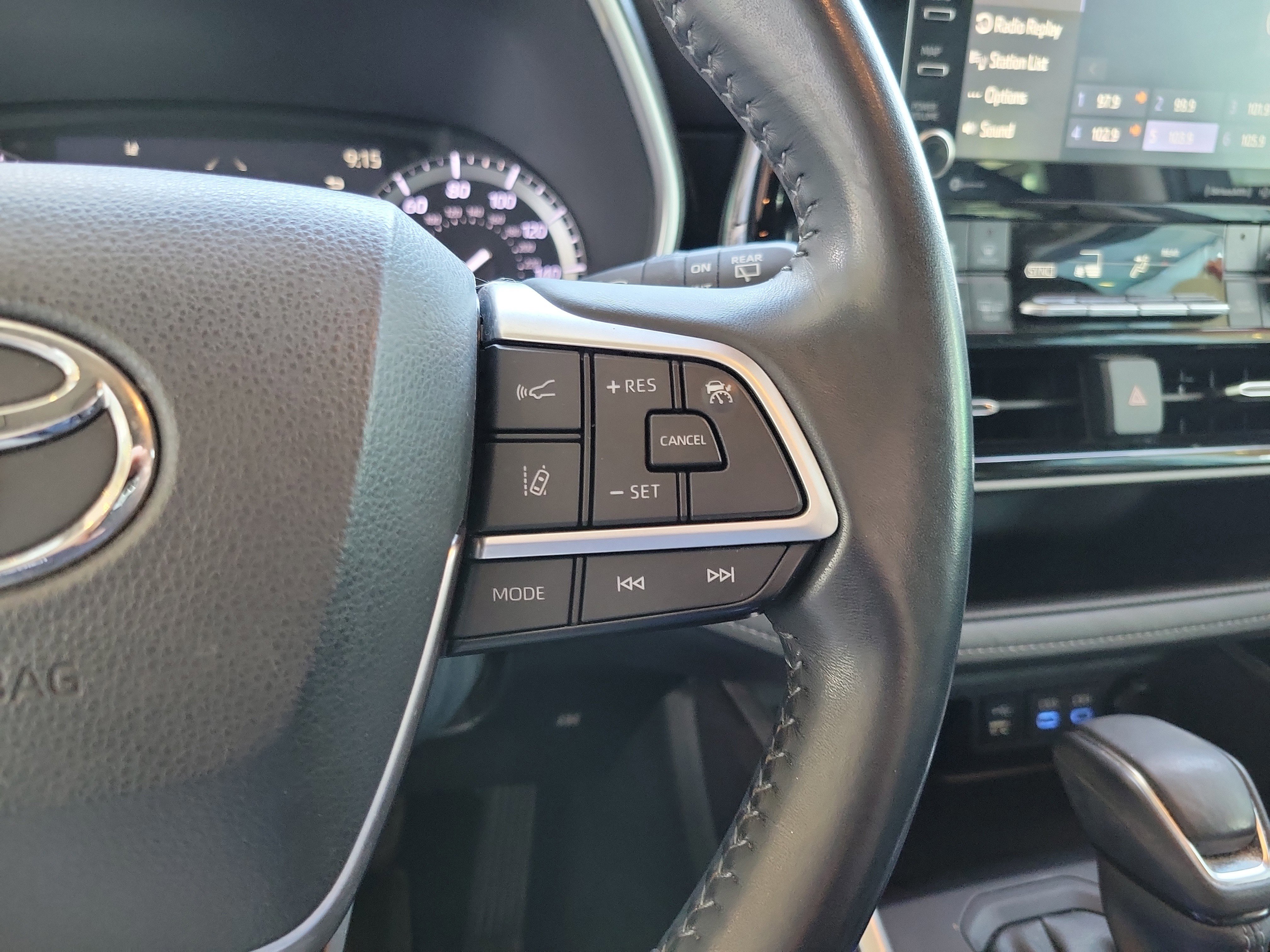 Used 2022 Toyota Highlander XLE image 18