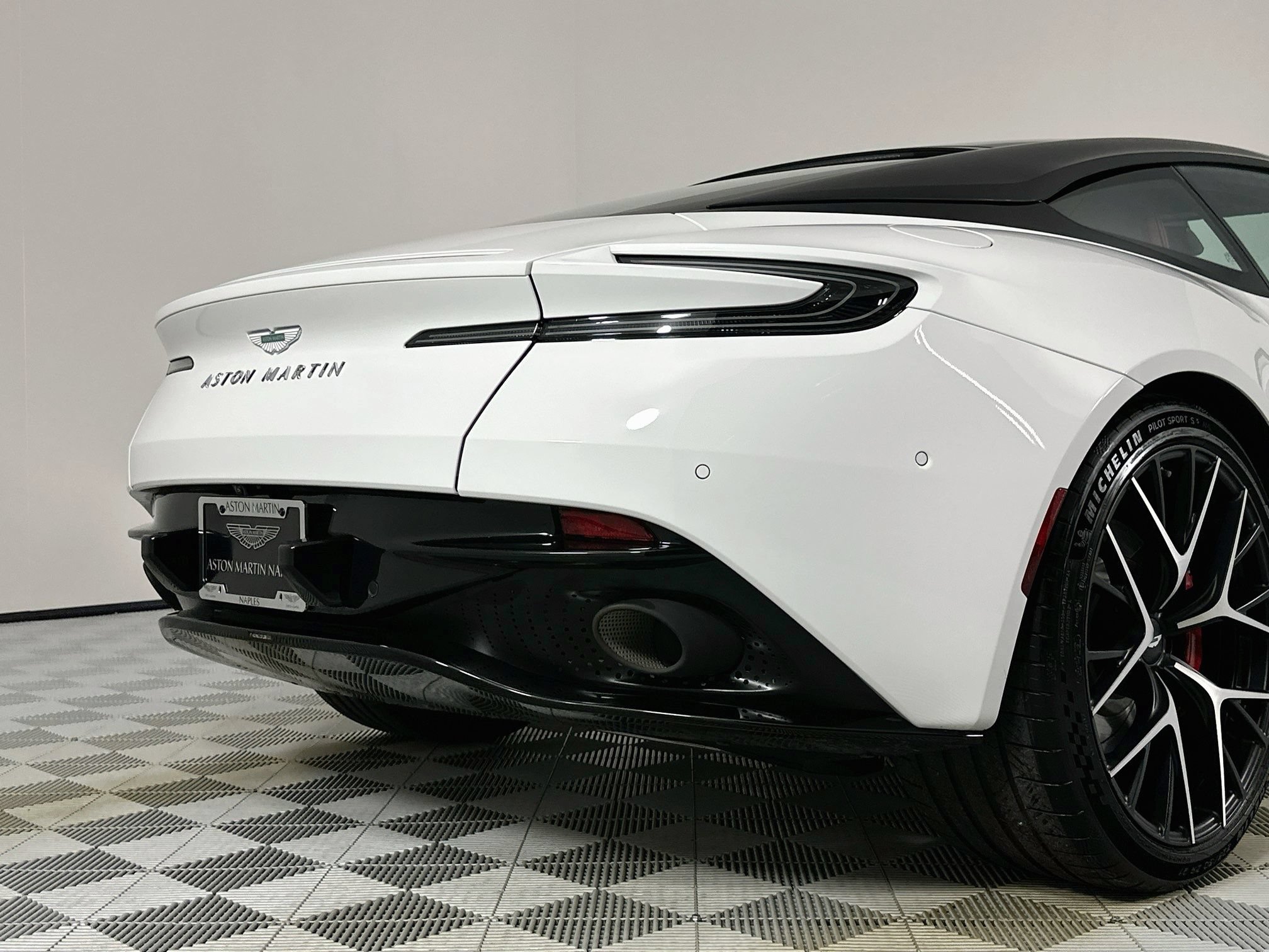Used 2024 Aston Martin DB12 Coupe RWD image 34