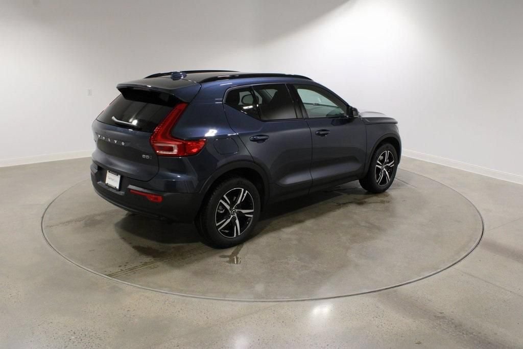 Used 2026 Volvo XC40 B5 Core w/ Climate Package AWD/4WD image 5