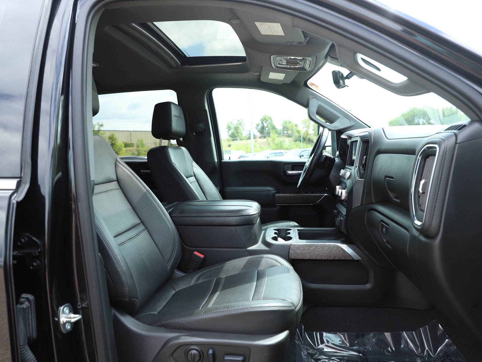 Used 2023 GMC Sierra 2500 Denali w/ Denali Black Diamond Edition AWD/4WD image 11