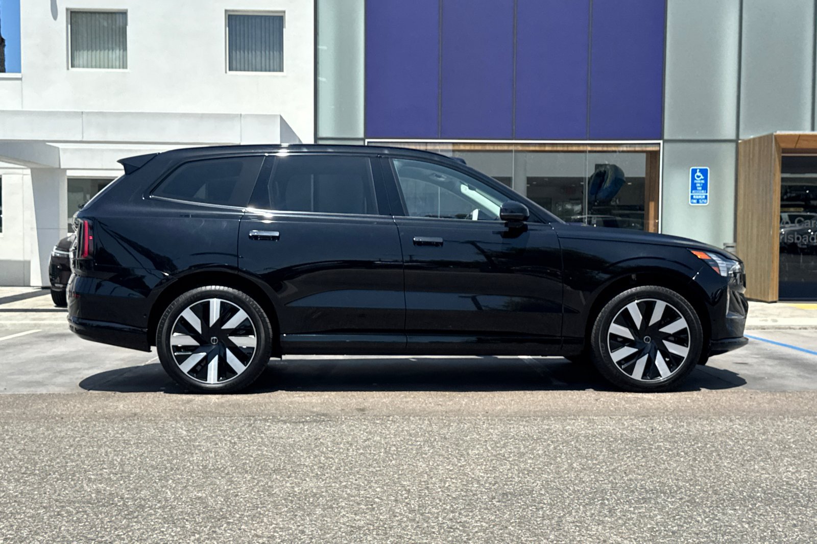 Certified 2025 Volvo EX90 Ultra AWD/4WD image 3