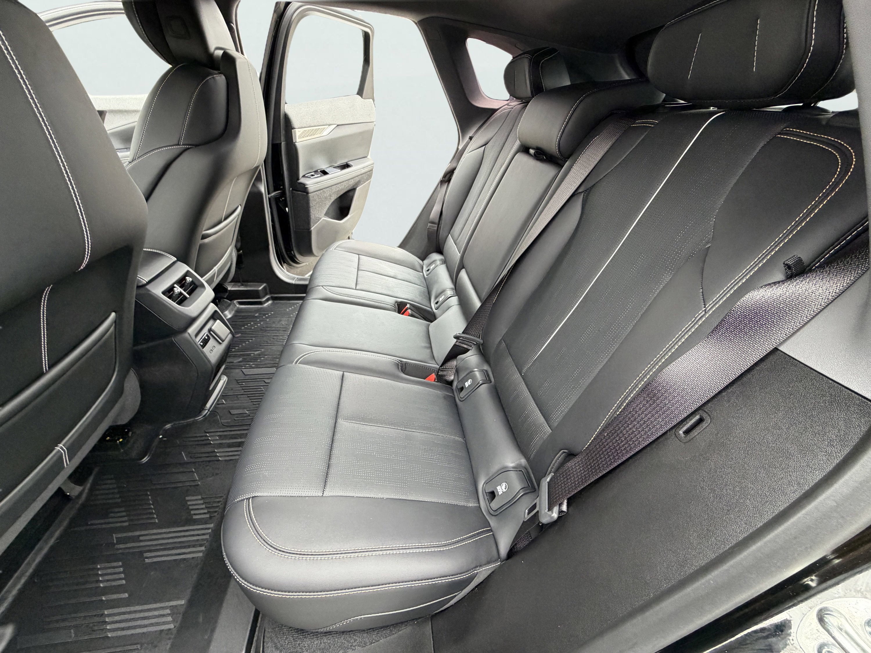 Used 2025 Cadillac Optiq Luxury 2 w/ LPO, Floor Liner Package AWD/4WD image 9