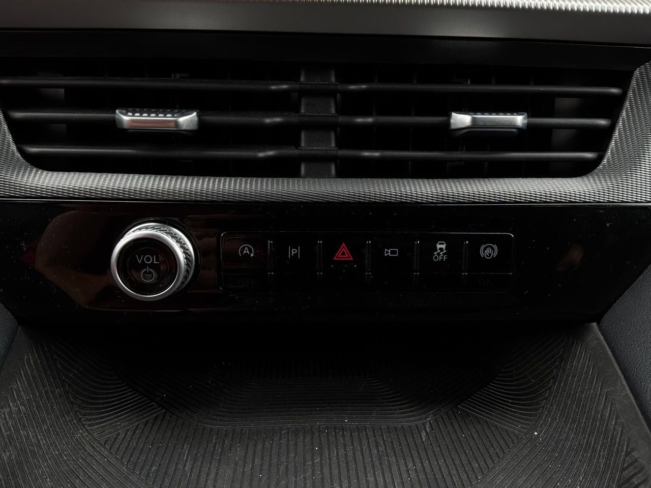 Used 2025 Ford Explorer ST-Line w/ ST-Line Street Pack AWD/4WD image 27