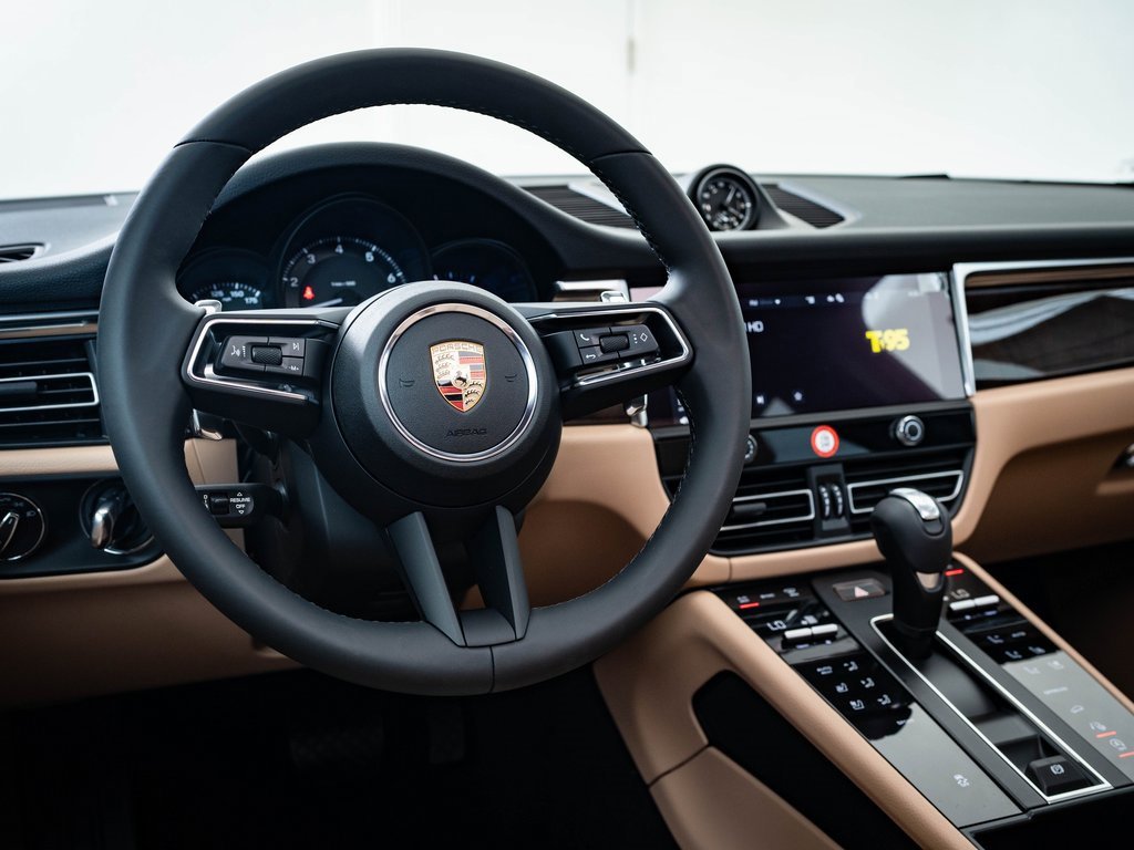 Certified 2025 Porsche Macan image 4