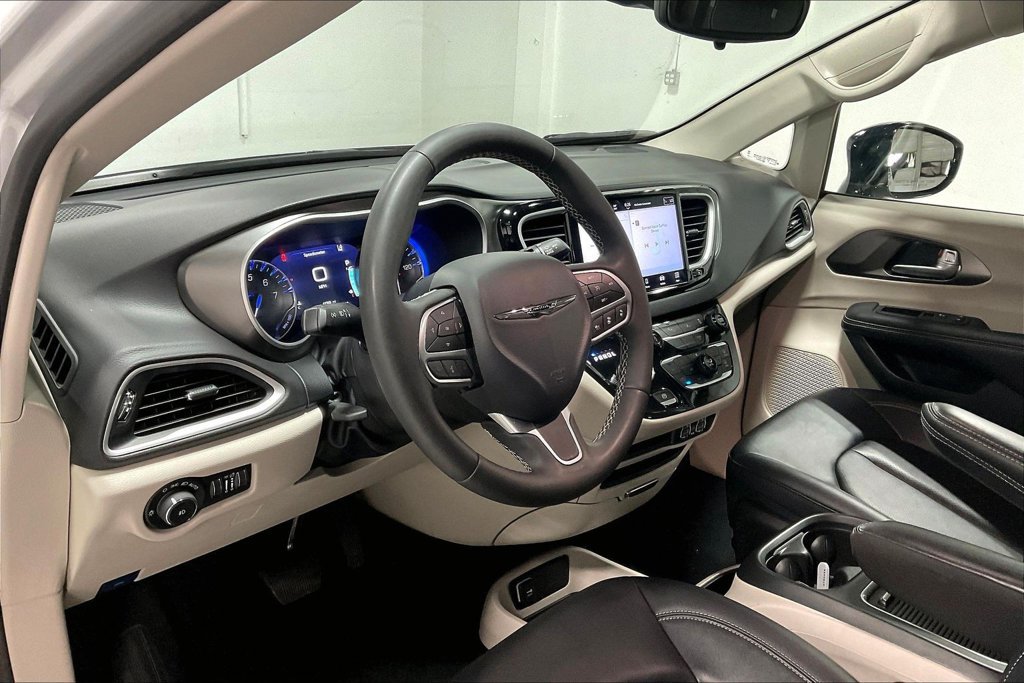Used 2024 Chrysler Pacifica Touring-L FWD image 16