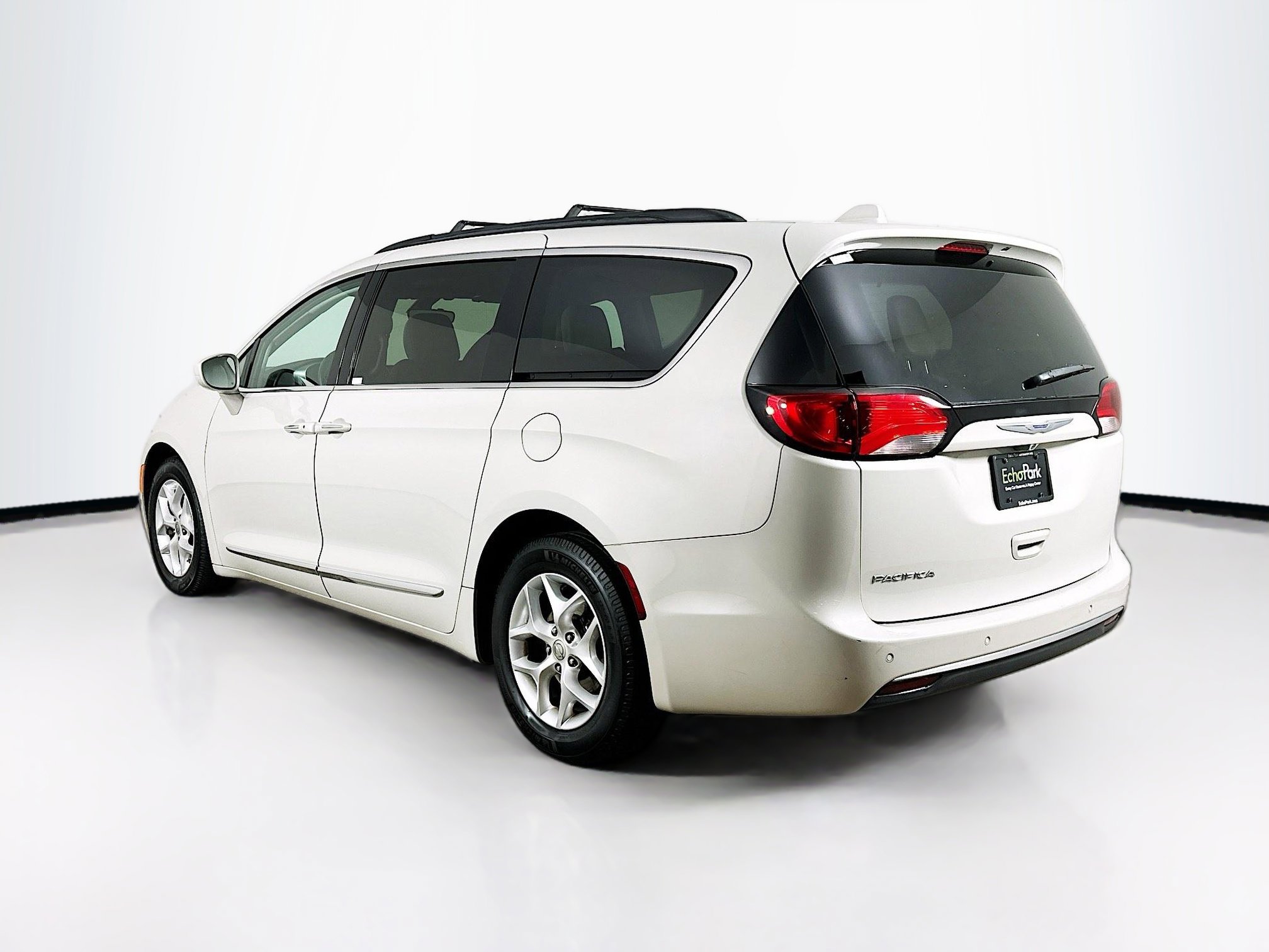 Used 2017 Chrysler Pacifica Touring-L w/ Tire & Wheel Group image 5