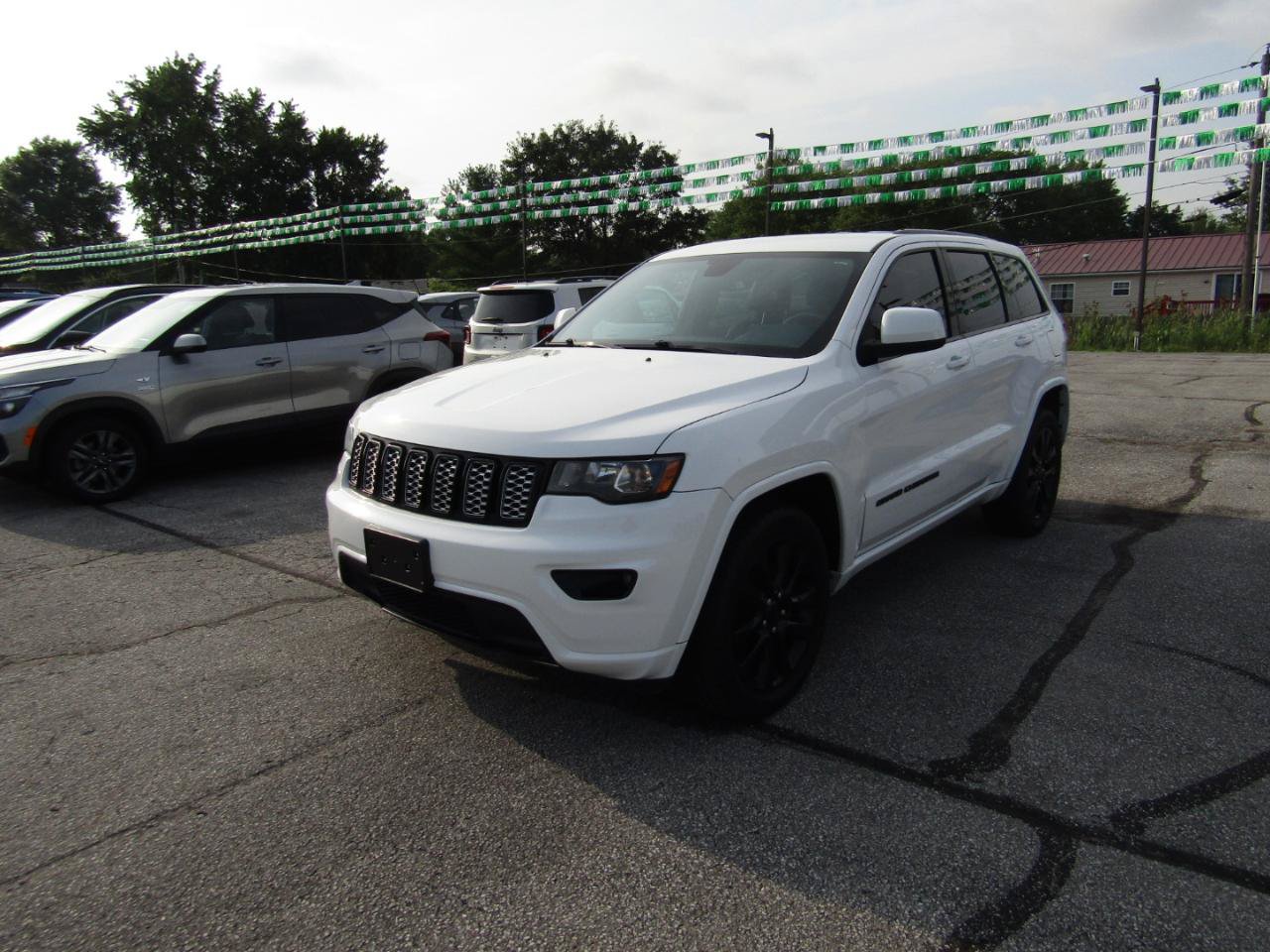 Used 2017 Jeep Grand Cherokee Altitude AWD/4WD image 3