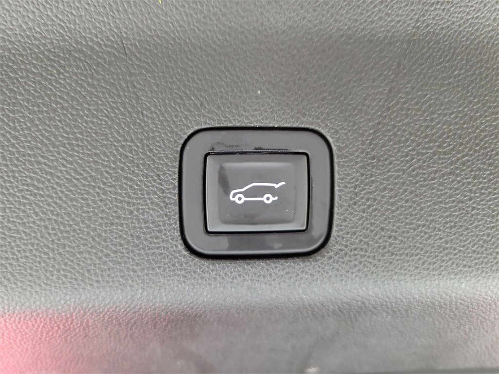 Certified 2024 Cadillac Escalade V w/ Heavy-Duty Trailer Package image 9