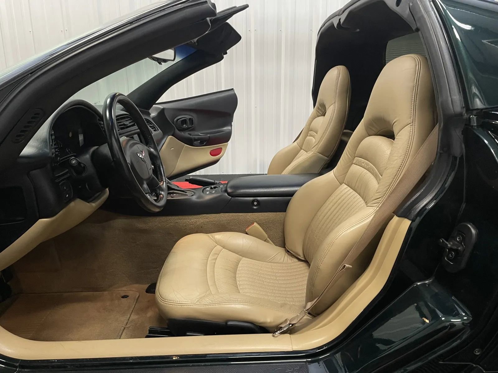 Used 2000 Chevrolet Corvette Coupe w/ Roof Pkg RWD image 33