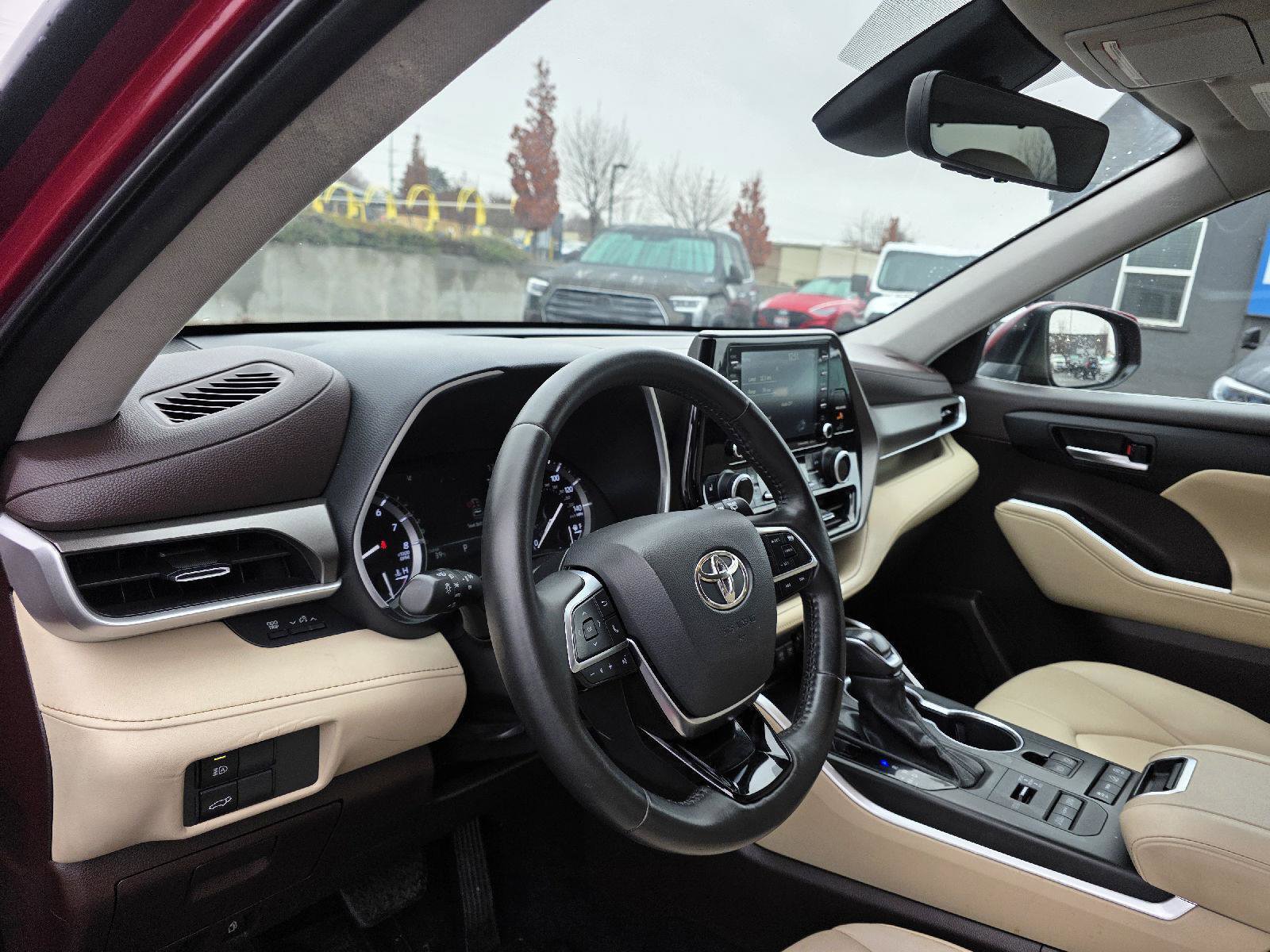 Used 2021 Toyota Highlander XLE image 11