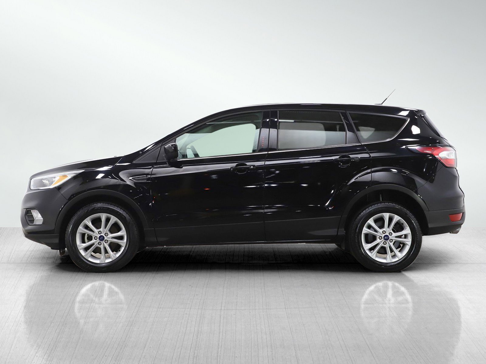 Used 2017 Ford Escape SE FWD image 2