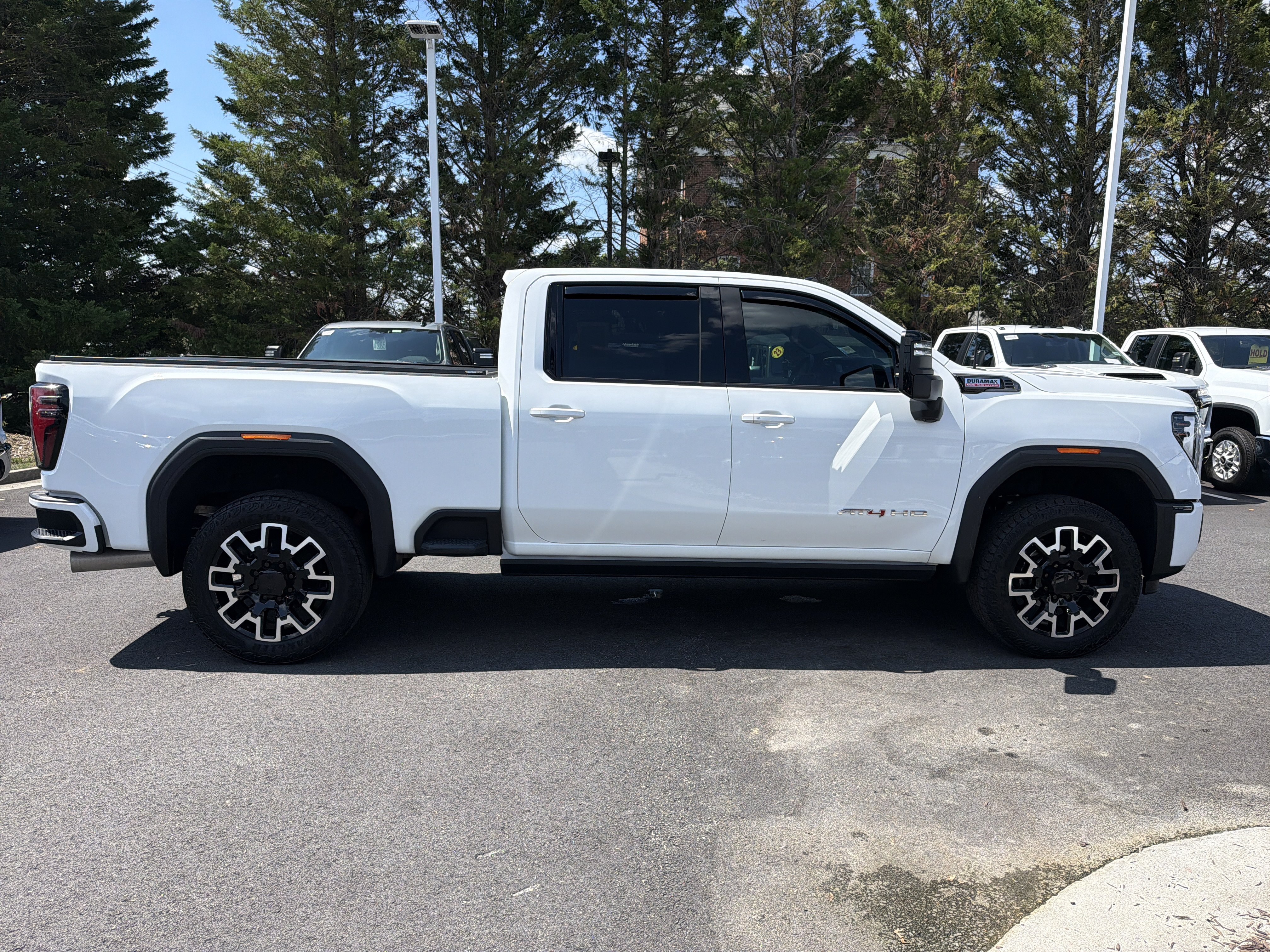 Used 2025 GMC Sierra 2500 AT4 w/ AT4 Premium Plus Package AWD/4WD image 11