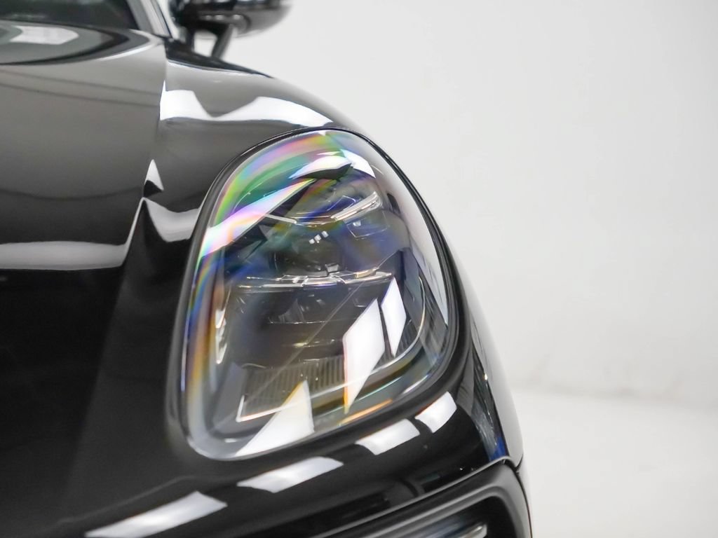 Certified 2026 Porsche Macan AWD/4WD image 8