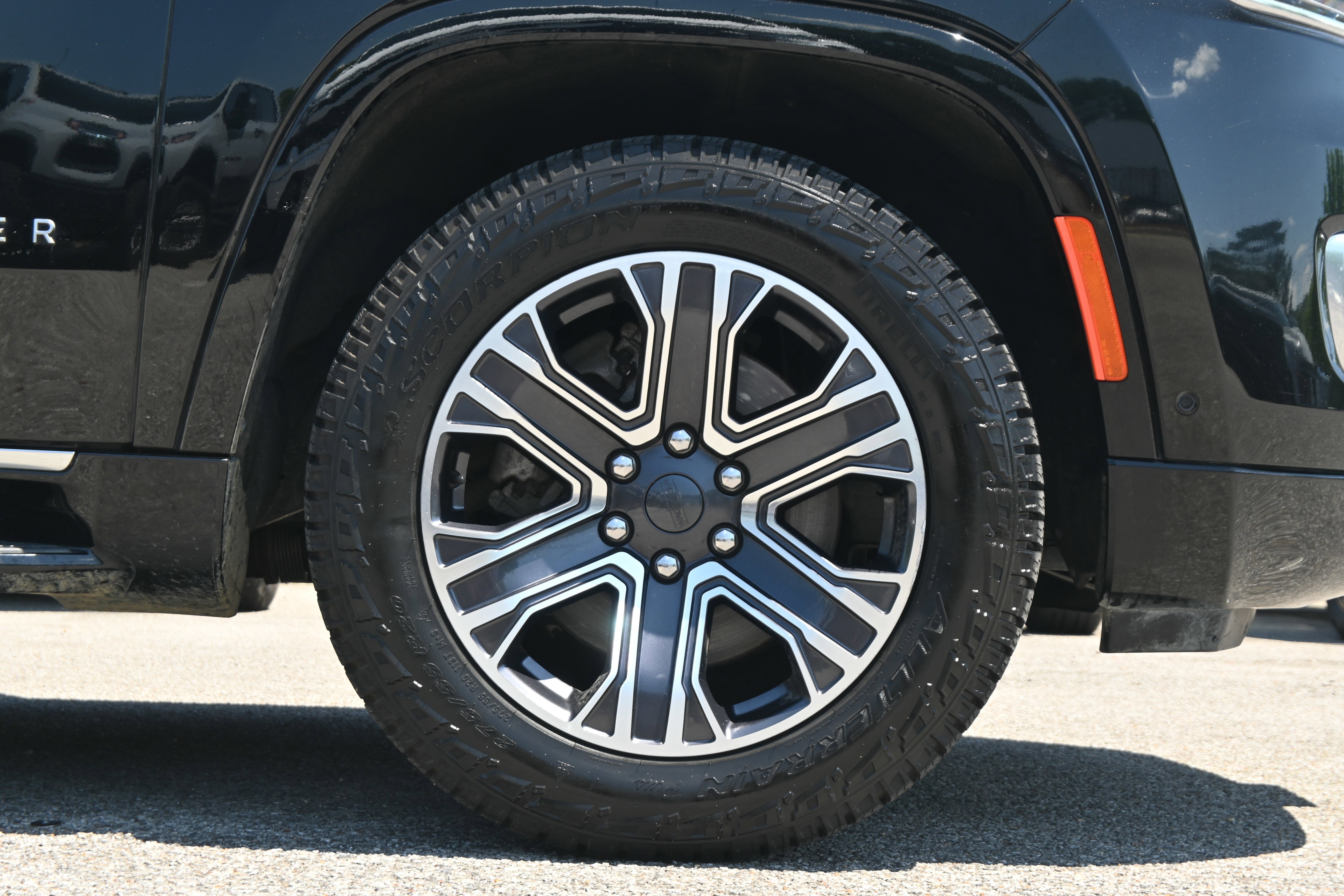 Used 2023 Jeep Wagoneer L Series II RWD image 13