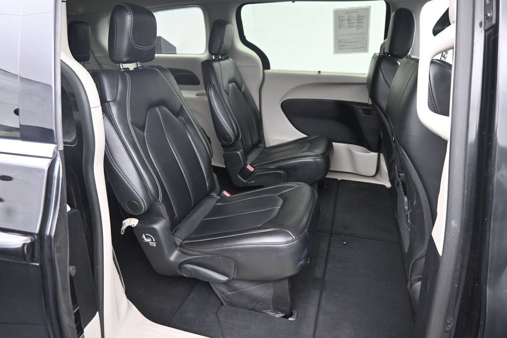 Used 2023 Chrysler Pacifica Touring-L FWD image 12