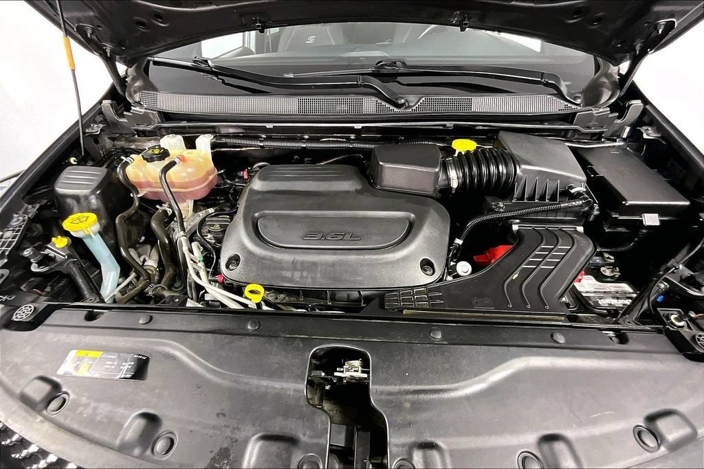 Used 2020 Chrysler Pacifica Touring w/ S Appearance Package FWD image 9