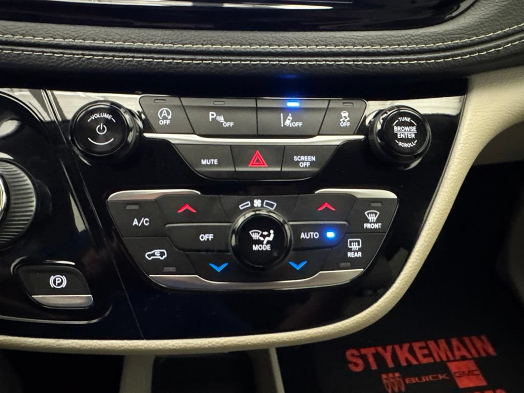 Used 2021 Chrysler Pacifica Touring-L FWD image 37