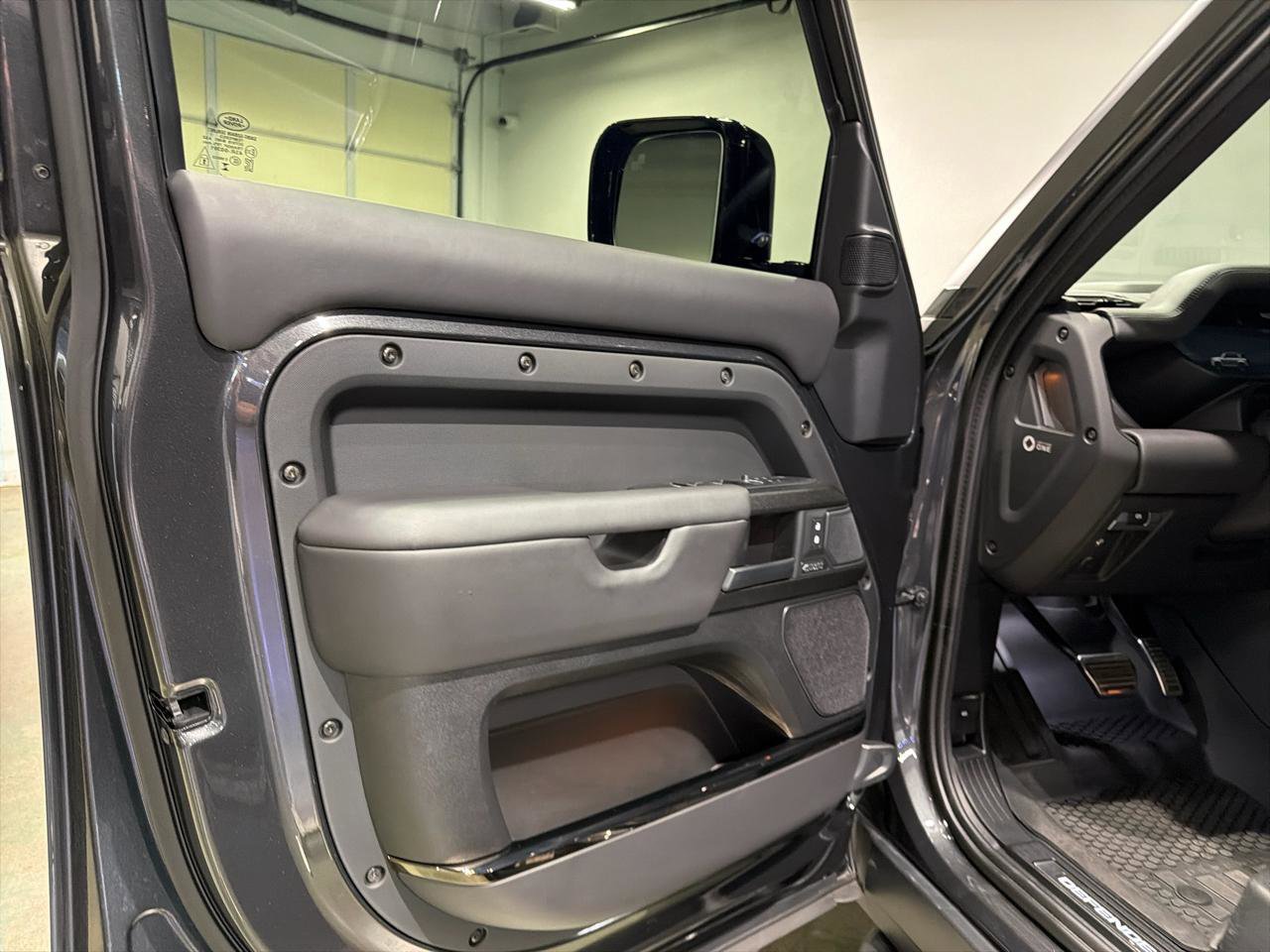 Used 2025 Land Rover Defender 110 image 18