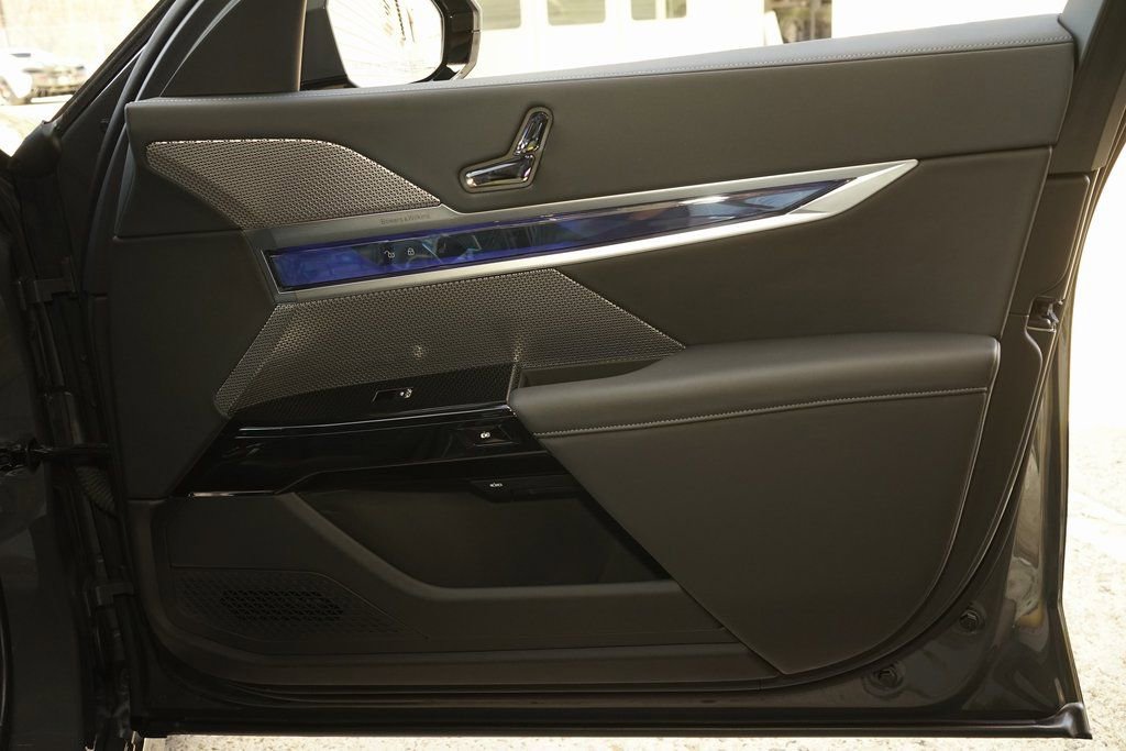 Used 2024 BMW 740i w/ Premium Package image 27