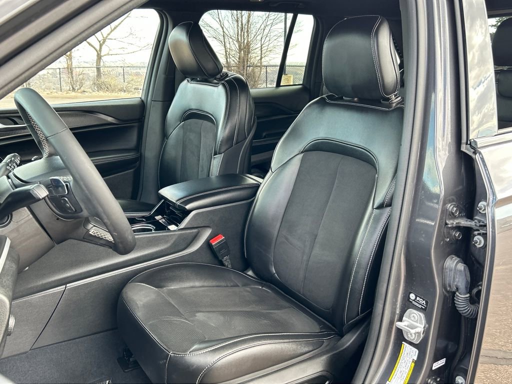 Used 2023 Jeep Grand Cherokee Altitude image 16