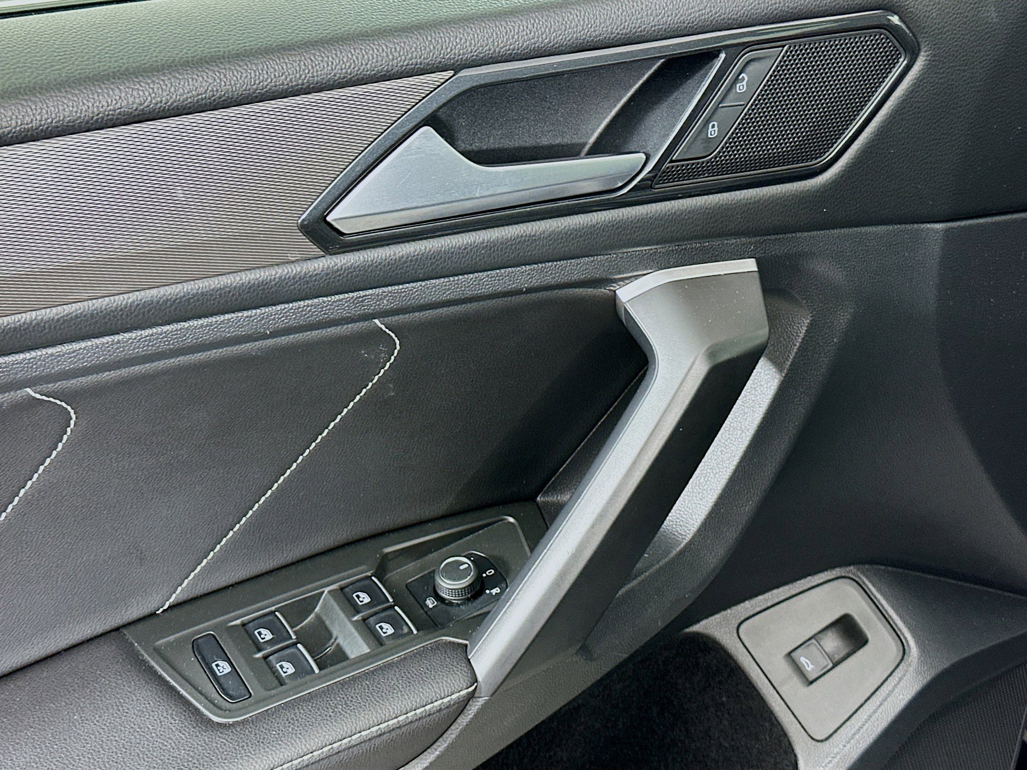 Used 2024 Volkswagen Tiguan SE FWD image 15