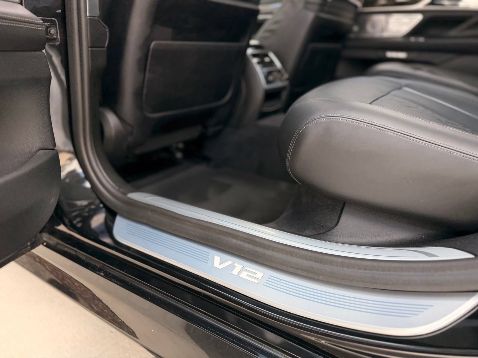 Used 2018 BMW M760i xDrive AWD/4WD image 26