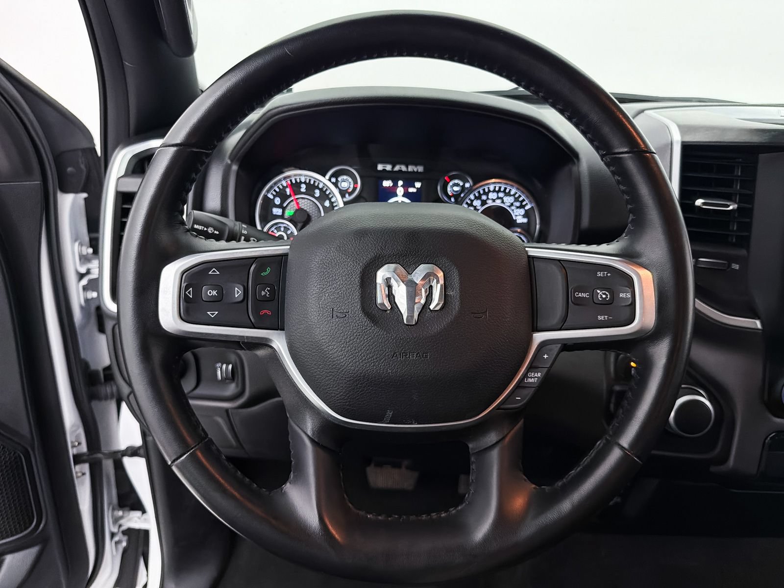 Used 2023 RAM 1500 4x4 Crew Cab image 9