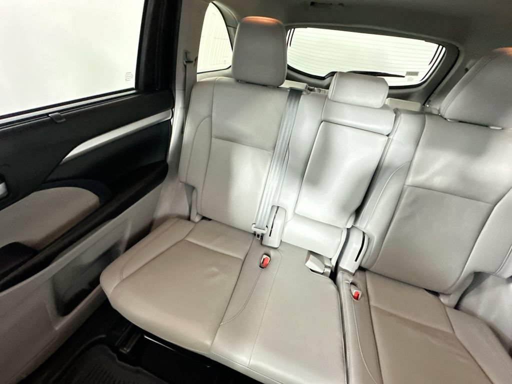Used 2019 Toyota Highlander XLE AWD/4WD image 12