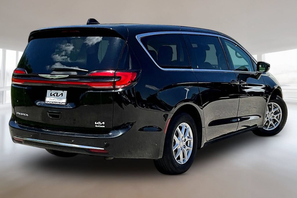 Used 2024 Chrysler Pacifica Touring-L FWD image 6