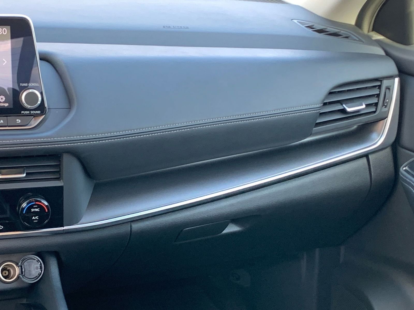 Used 2025 Nissan Rogue SV image 37