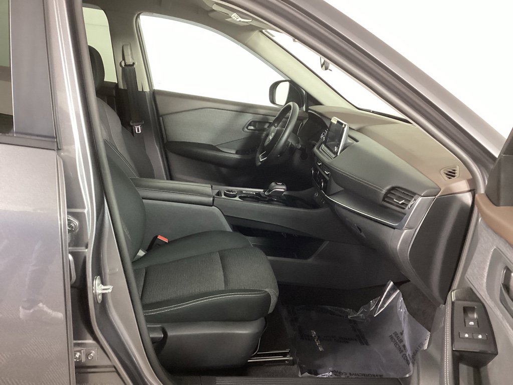 Used 2022 Nissan Rogue S image 9