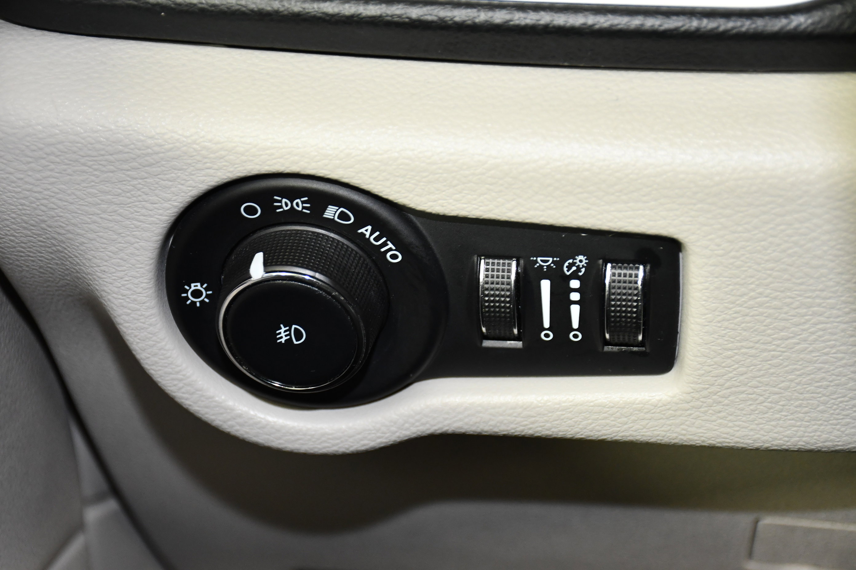 Used 2023 Chrysler Pacifica Touring-L image 35