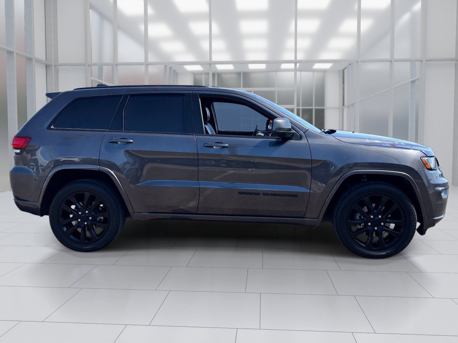 Used 2019 Jeep Grand Cherokee Altitude AWD/4WD image 7